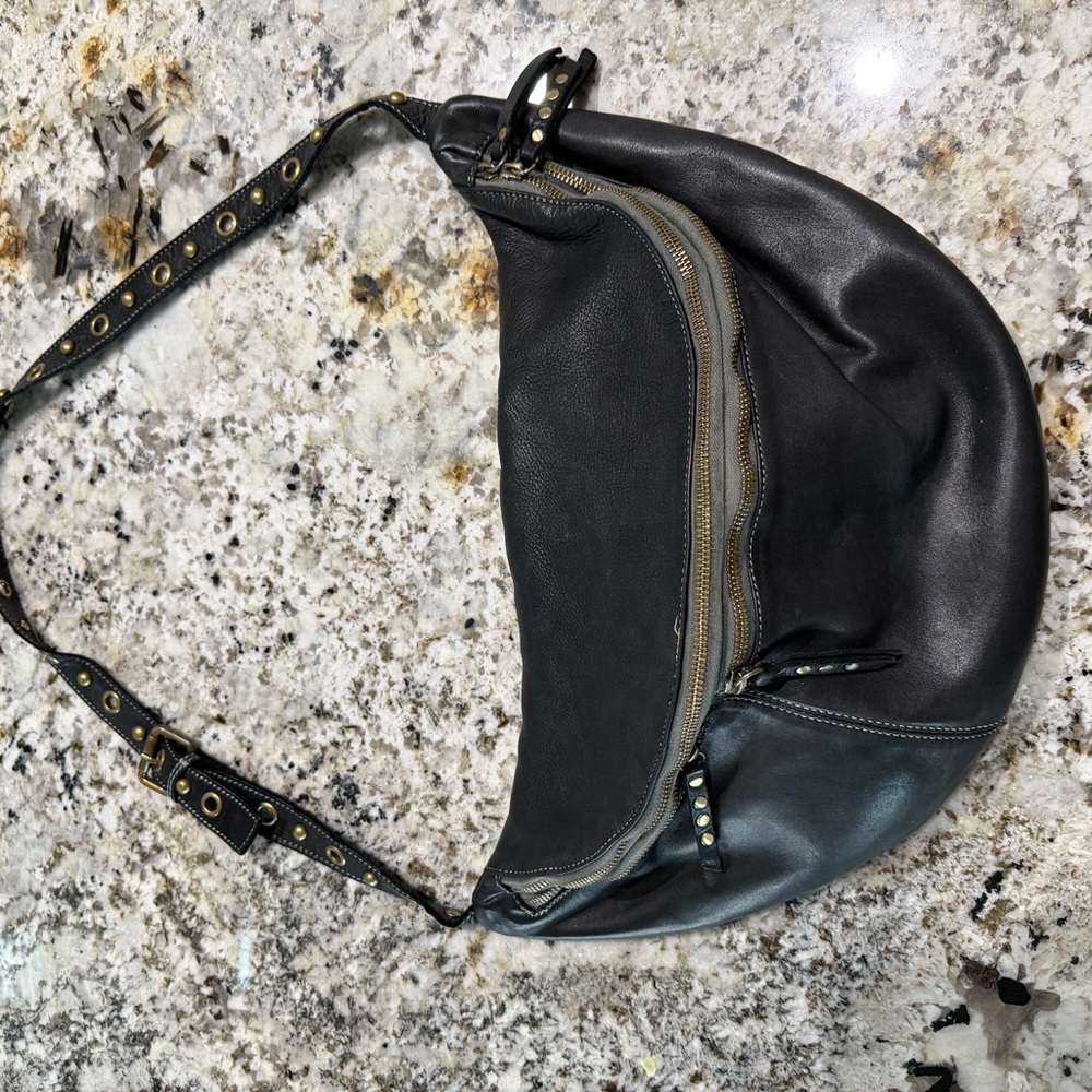 Bolsa Nova “Bella” black leather sling bag